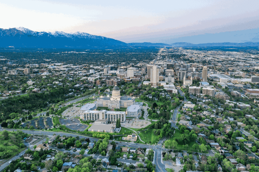 Dawn over Downtown Salt Lake City Utah, Dawn sky over the W…