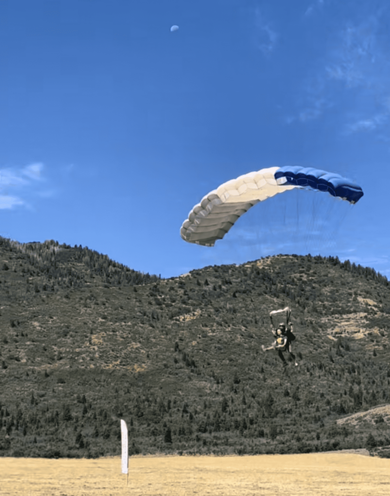 Train Invictus skydivers landing